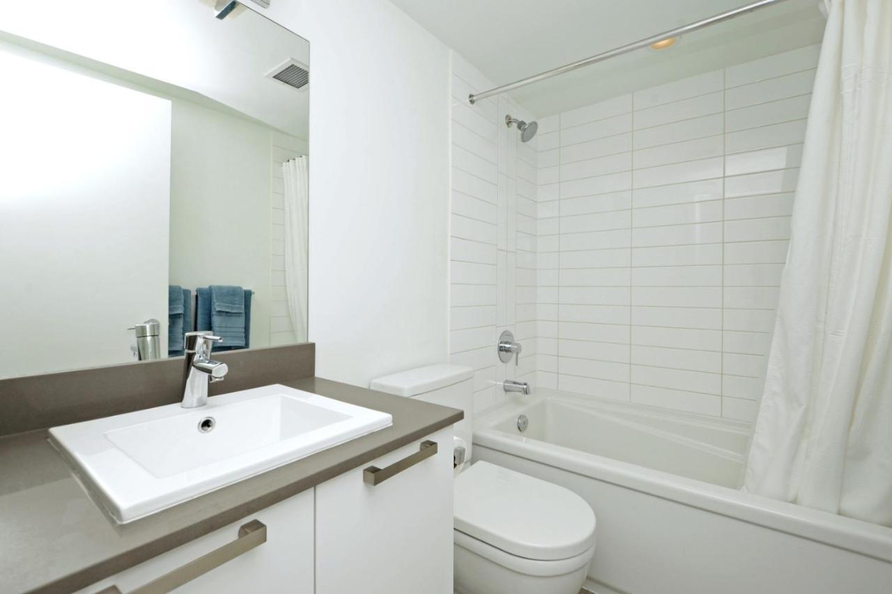 Gorgeous Old Town Condo With Patio And Parking! Victoria Ngoại thất bức ảnh
