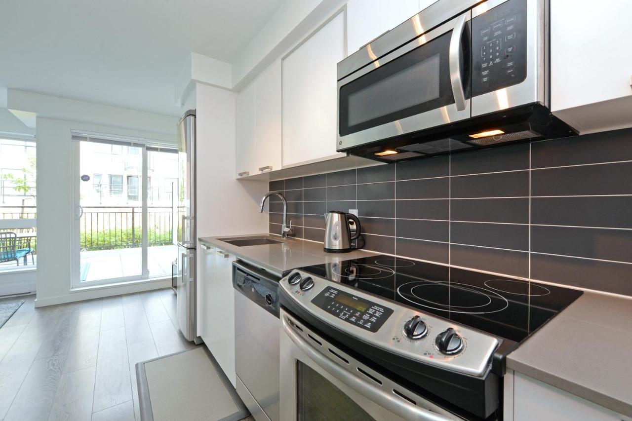 Gorgeous Old Town Condo With Patio And Parking! Victoria Ngoại thất bức ảnh
