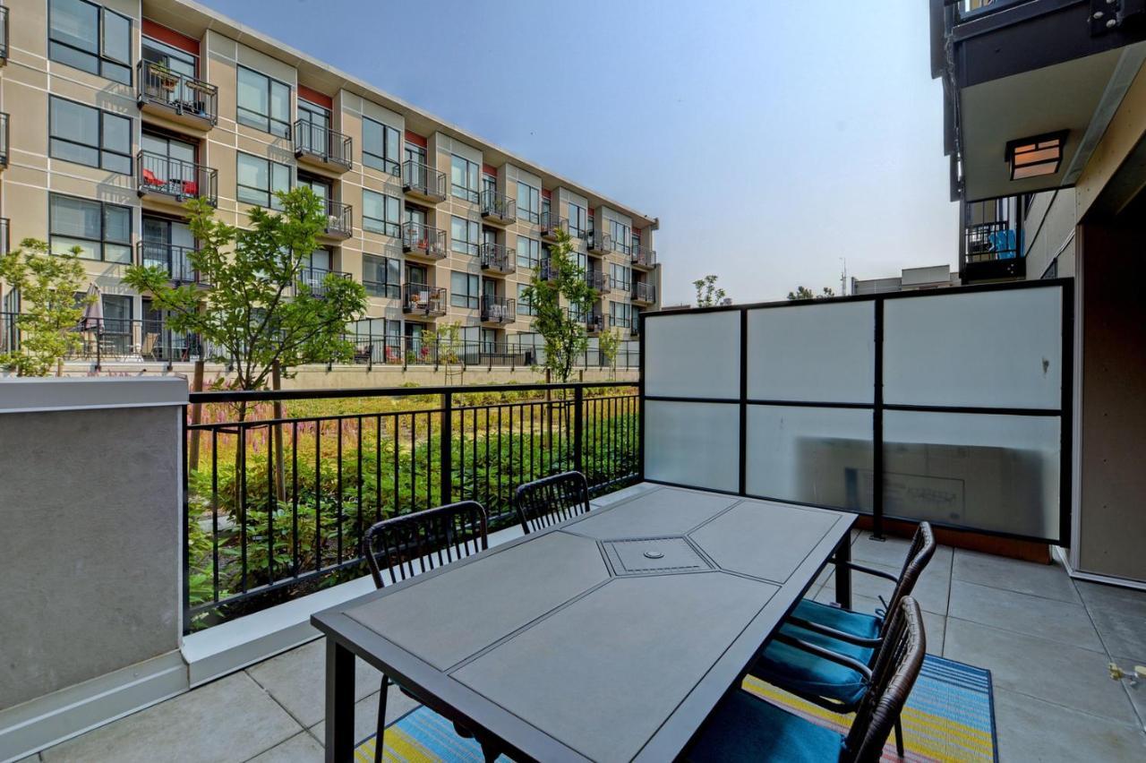 Gorgeous Old Town Condo With Patio And Parking! Victoria Ngoại thất bức ảnh