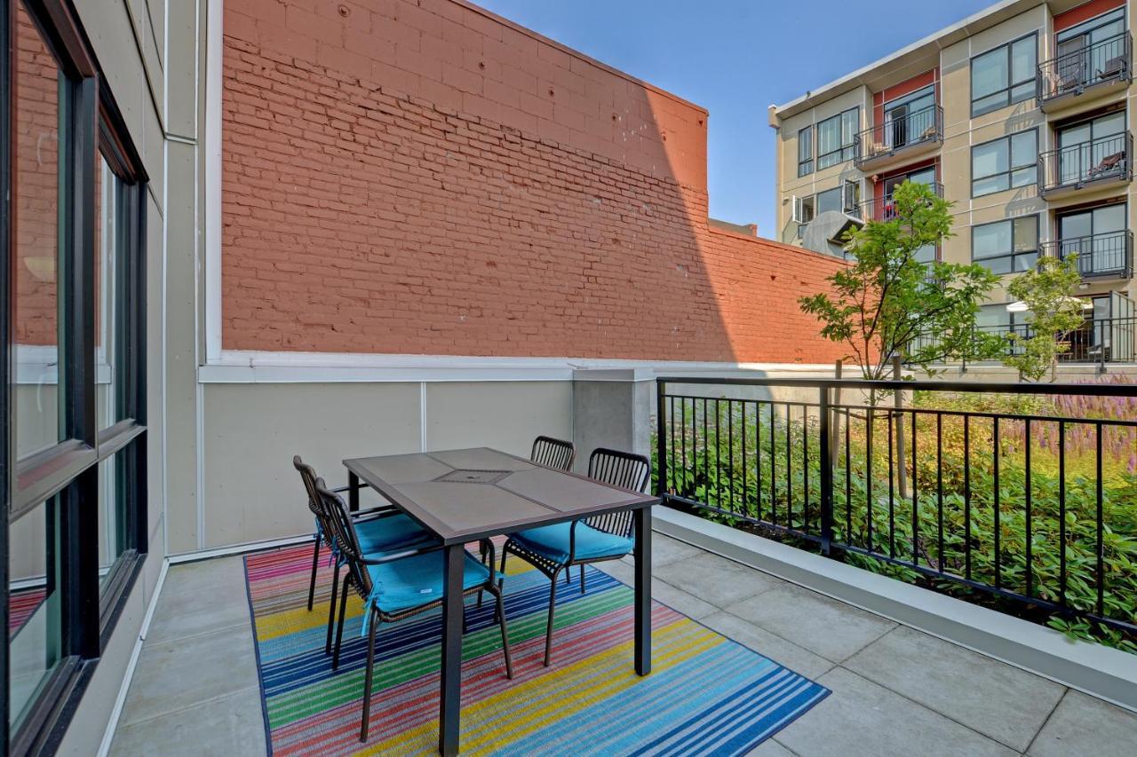 Gorgeous Old Town Condo With Patio And Parking! Victoria Ngoại thất bức ảnh