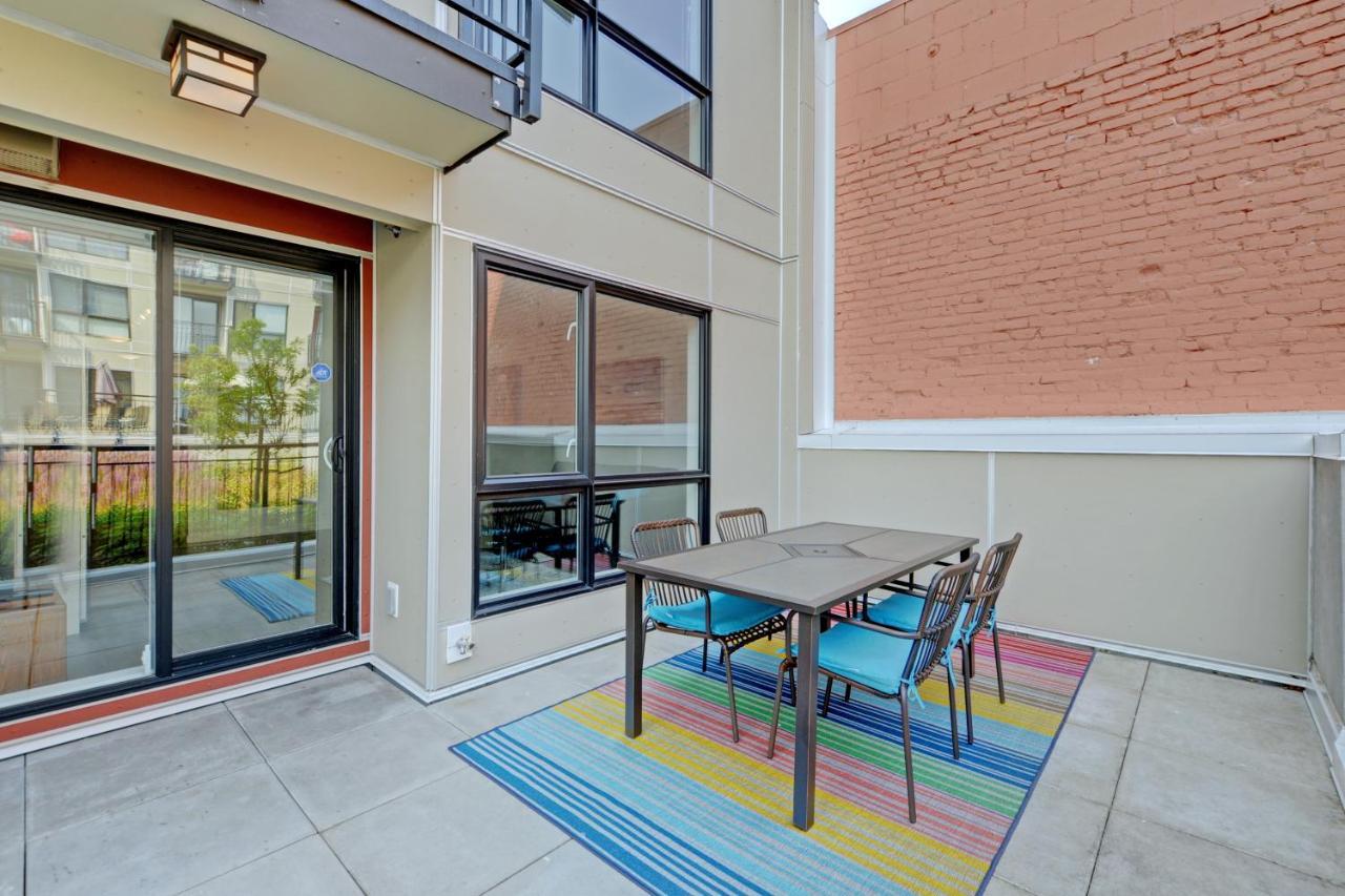Gorgeous Old Town Condo With Patio And Parking! Victoria Ngoại thất bức ảnh